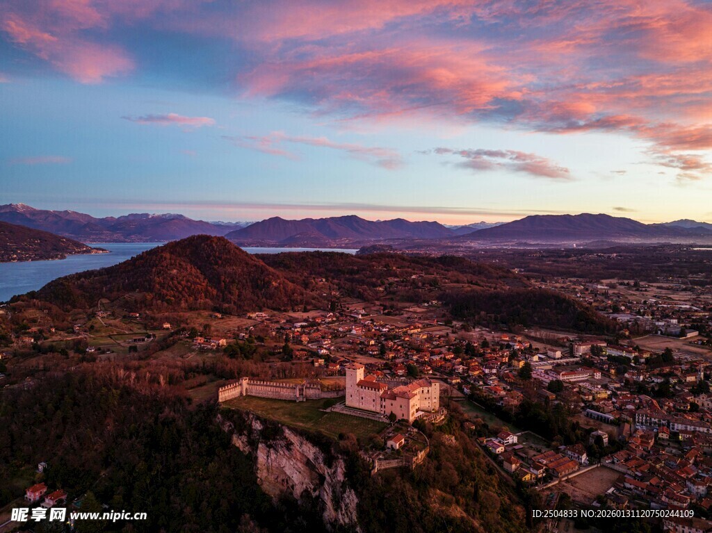 日落时分的壮美山峦景色