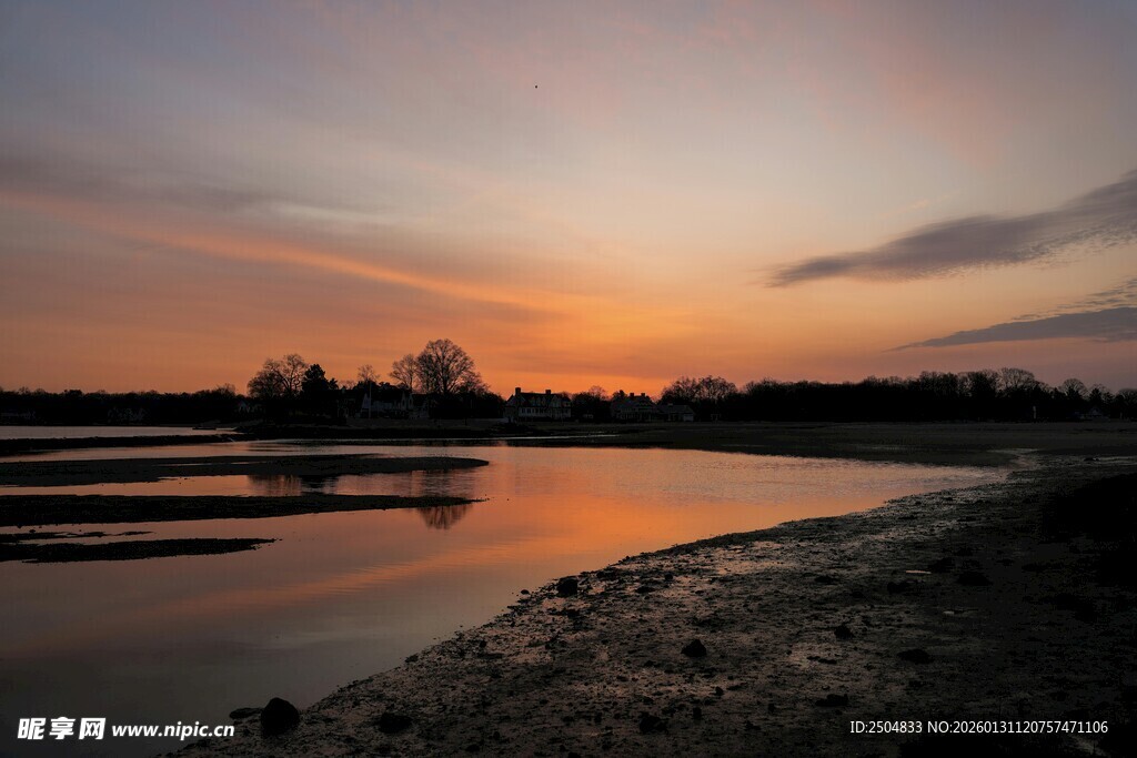 日落时分的宁静河岸风光