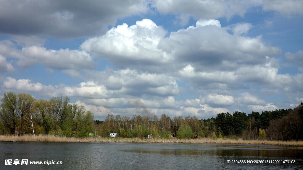 湖畔蓝天绿树风景图