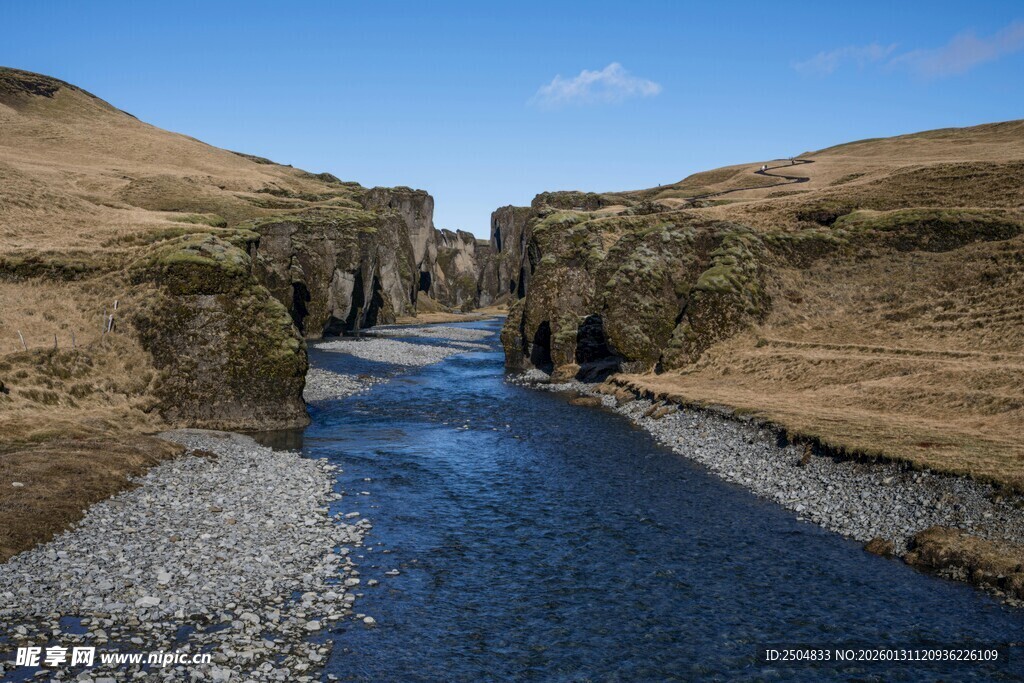 峡谷中的清澈溪流