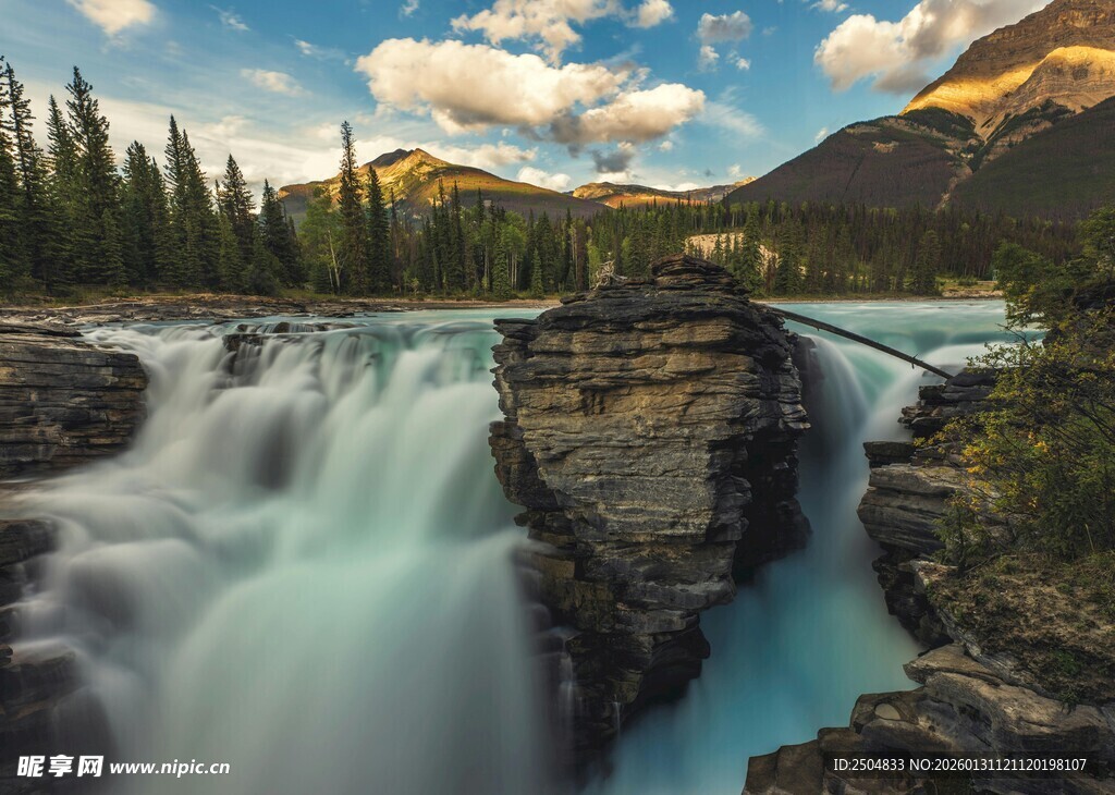 壮丽山间瀑布自然美景