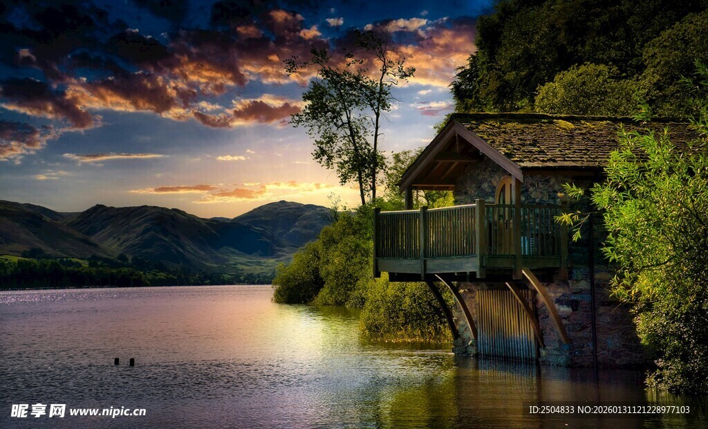 湖畔小屋的美丽黄昏景色
