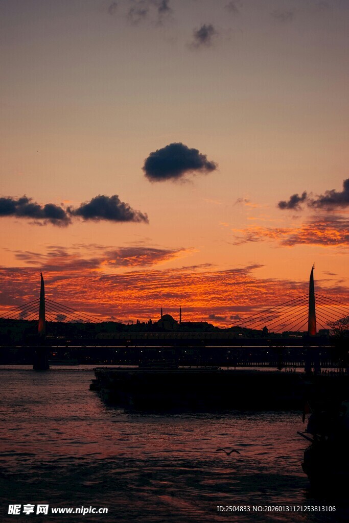 夕阳下的河畔美景