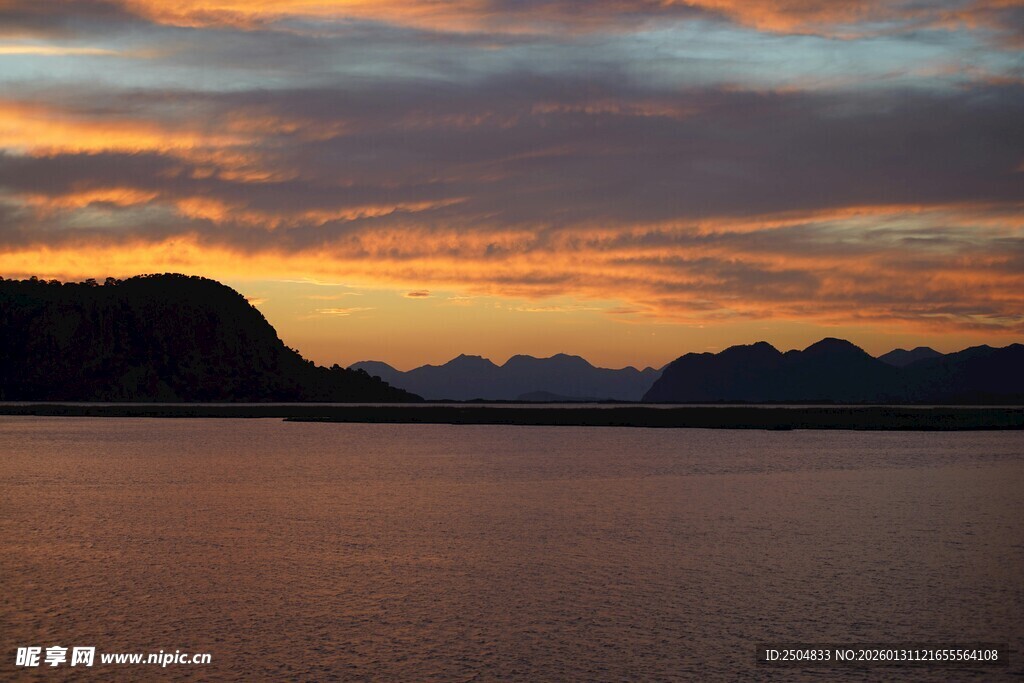黄昏湖畔壮丽天空美景