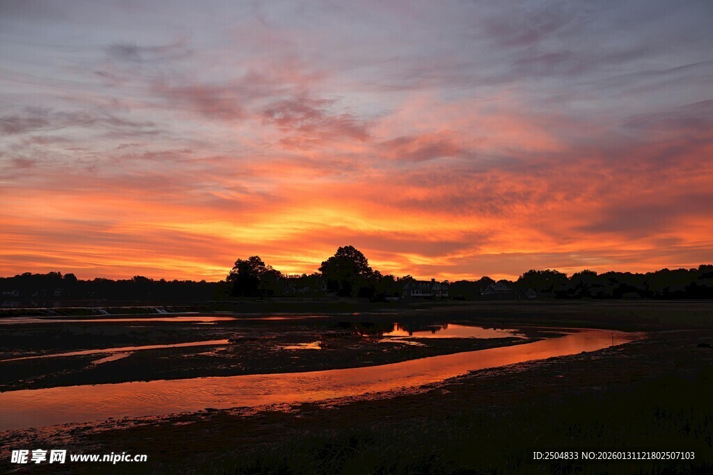 日落时分的河畔美丽景致