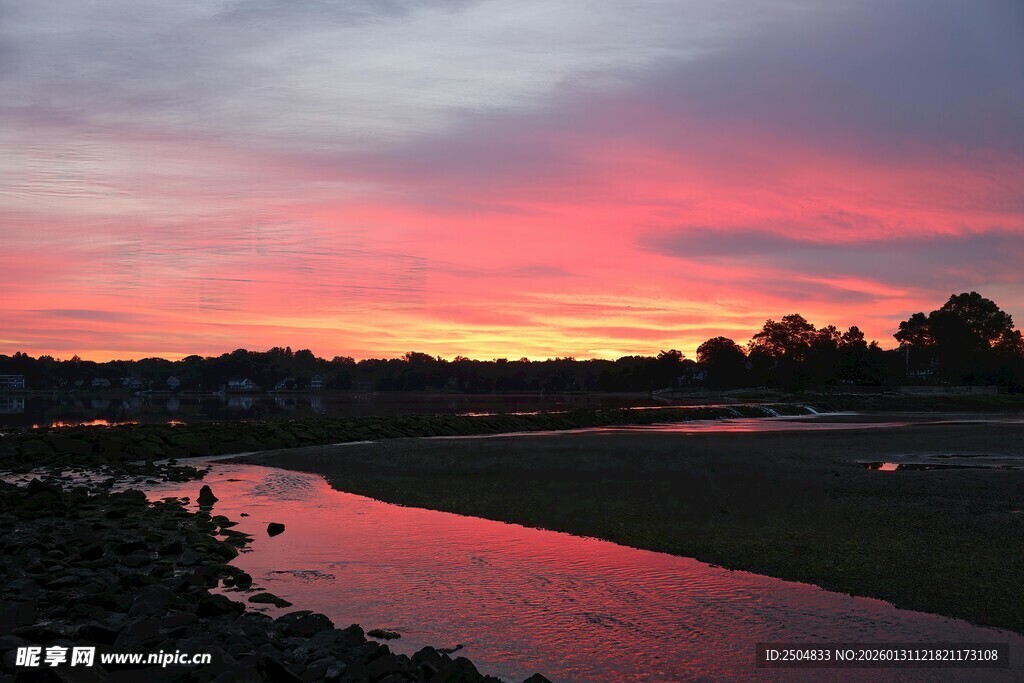 河畔绚丽晚霞景色