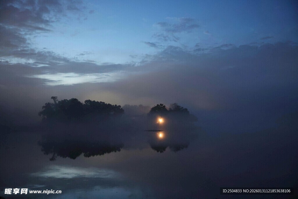 雾中湖景的静谧时刻