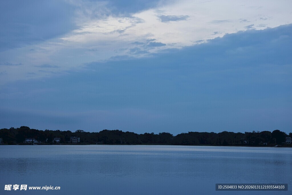宁静湖畔的黄昏天空