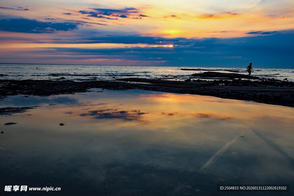 海边日落美景中的孤独身影