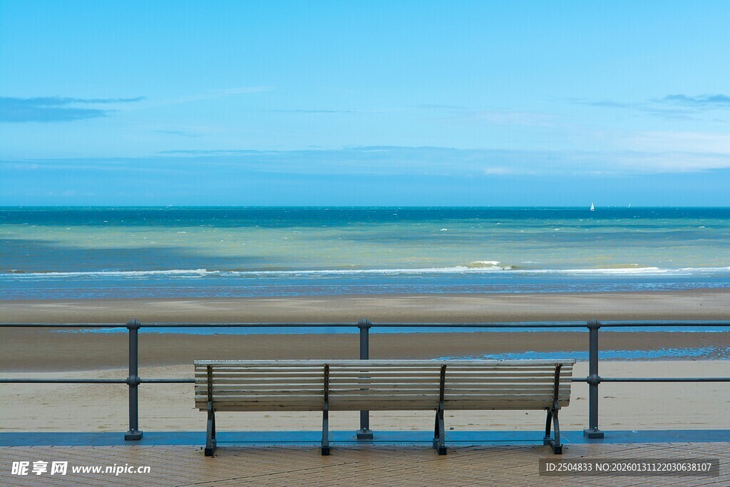 海边长椅的静谧风景