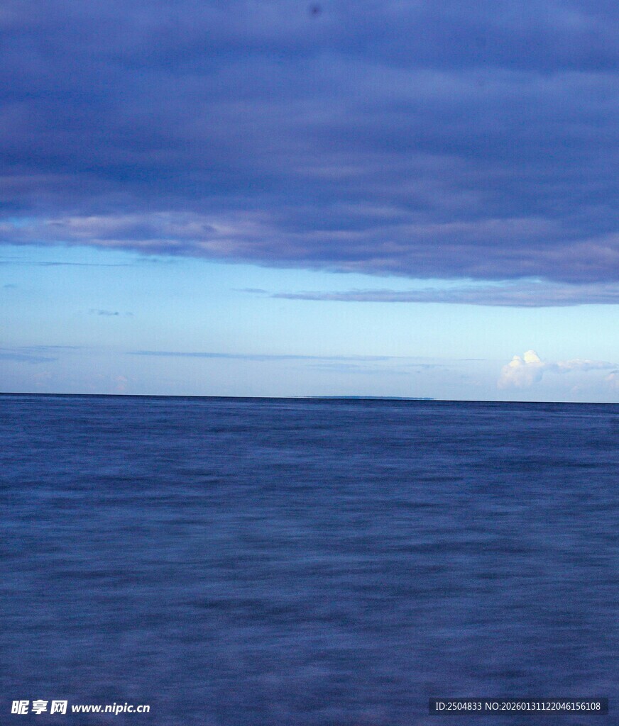 广阔海面与阴沉天空景象