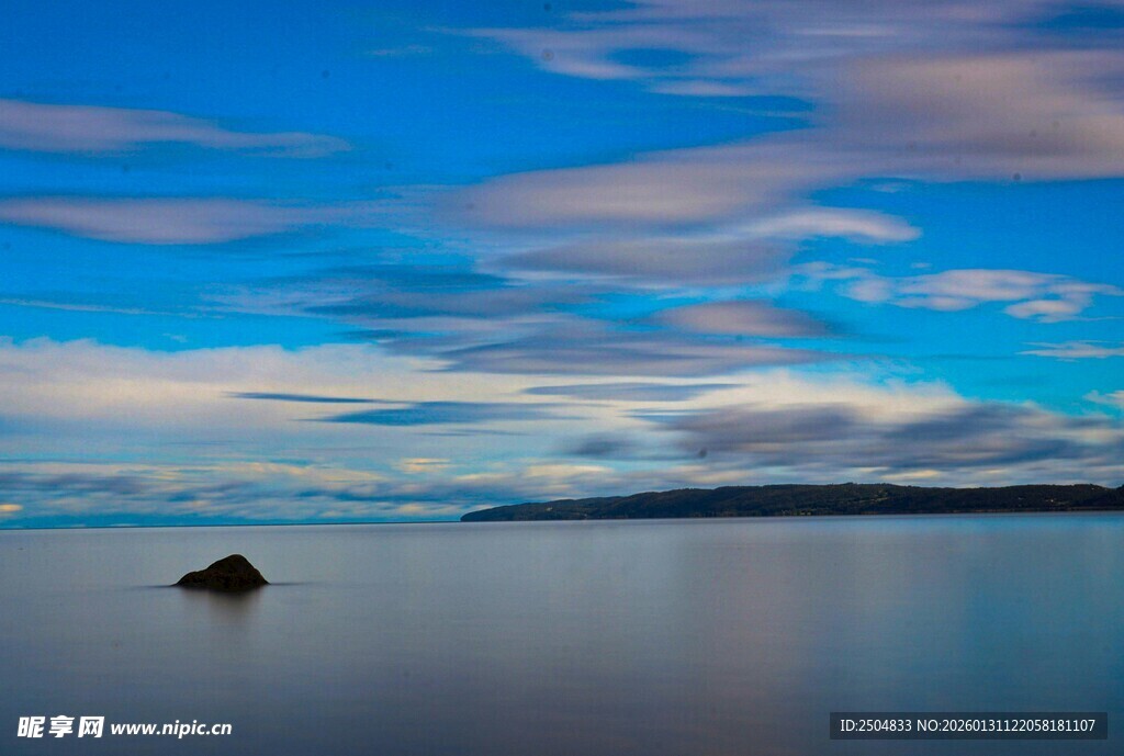 宁静湖景与天空中的云彩
