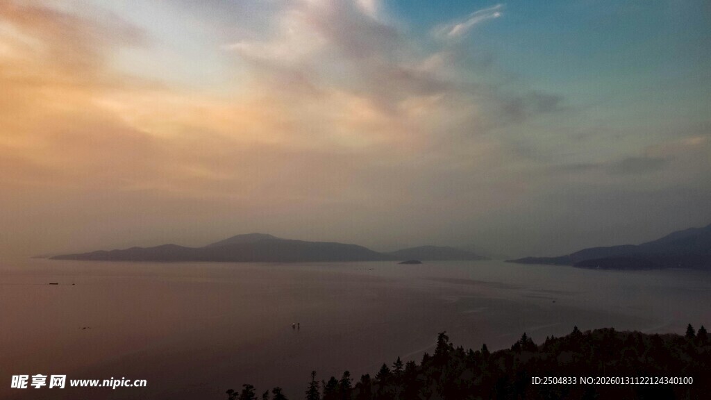 湖畔黄昏美景