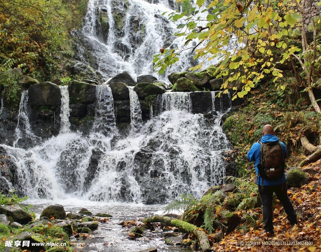 徒步者赏山间瀑布美景