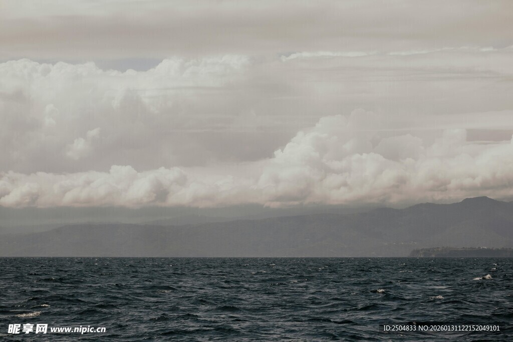 海上乌云密布的壮阔景象