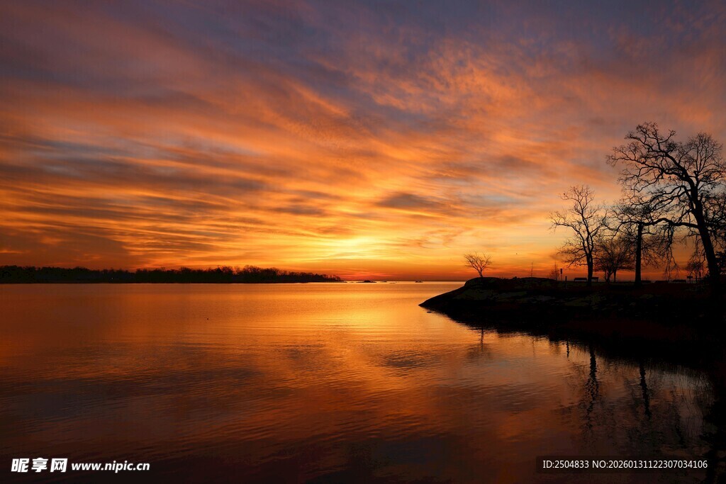 湖畔绝美日落风景