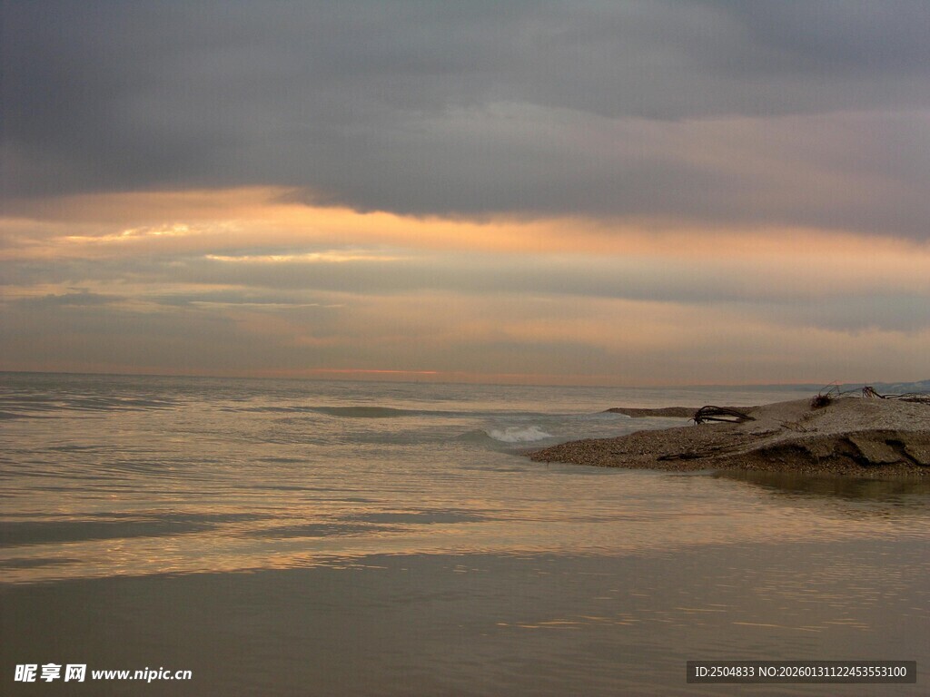 黄昏下的宁静海边景色