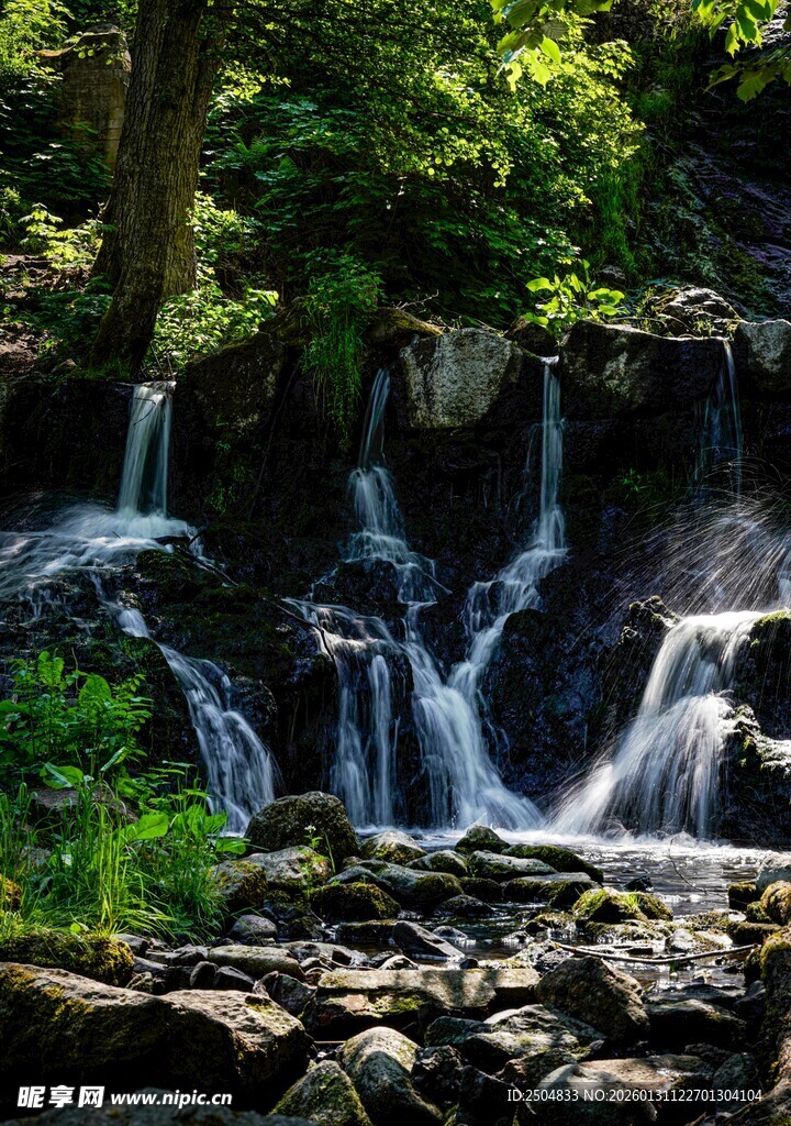山林间的灵动瀑布景观