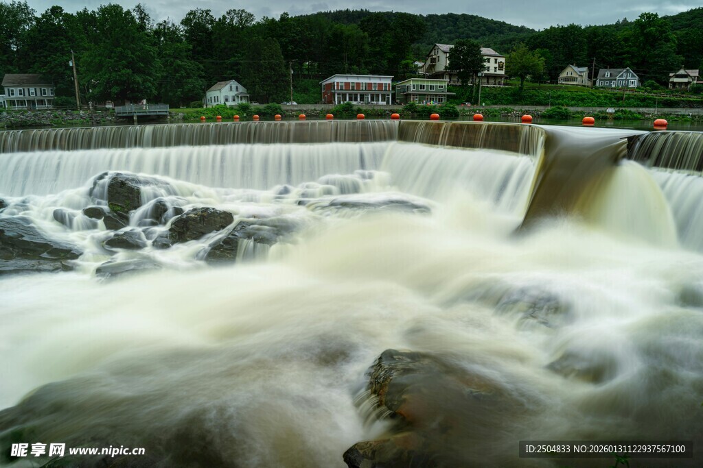 湍急水流冲击岩石景观