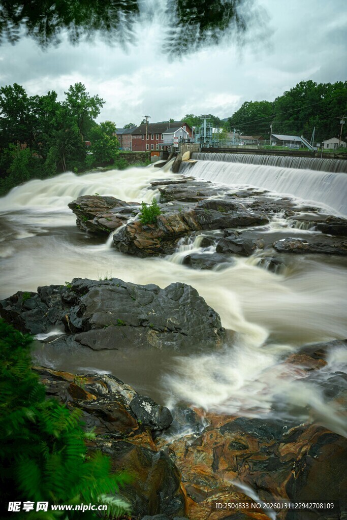 湍急溪流穿岩石景观