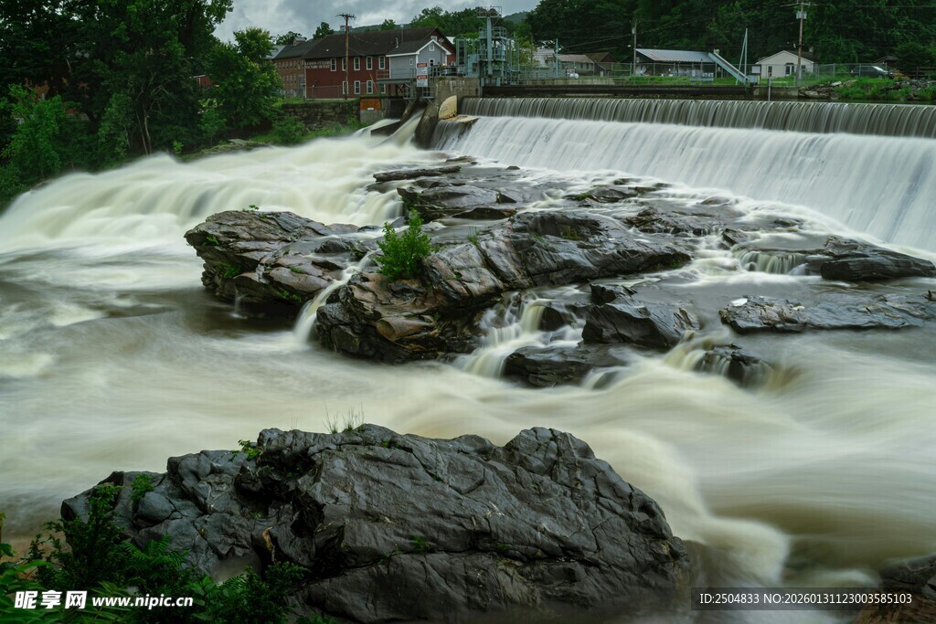 湍急溪流中的嶙峋怪石
