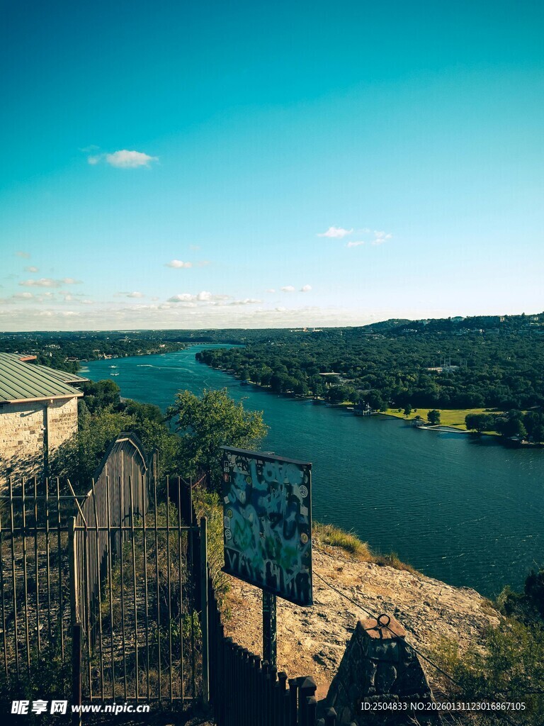 俯瞰壮丽河景与石砌建筑