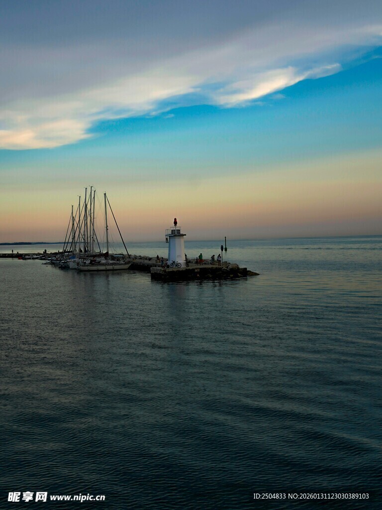 海港暮色中的船只与灯塔