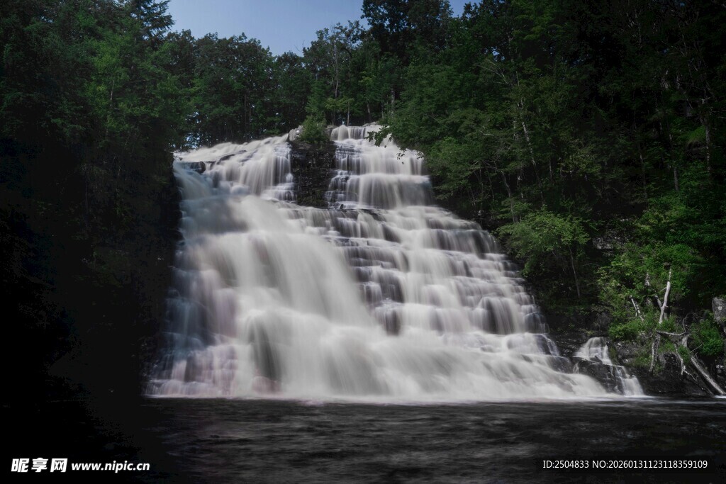 森林中的壮观瀑布