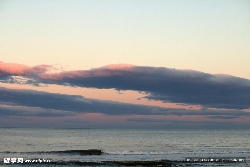 海边日落时分的美丽云彩