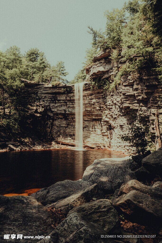 山间瀑布下的静谧景致