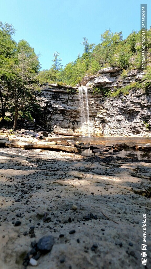 山间瀑布下的自然景致
