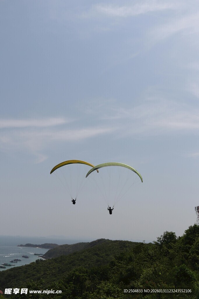 空中滑翔者俯瞰美丽景致