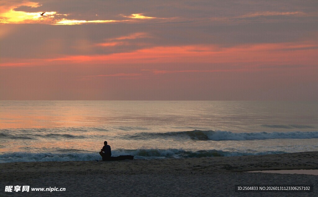 海边日落一人独坐美景
