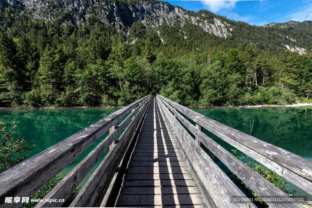 木桥横跨翠绿山水间