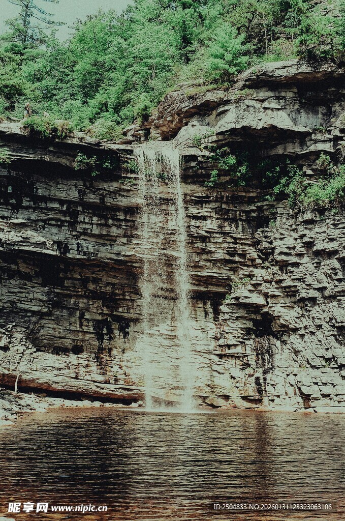 山间瀑布下的宁静水景