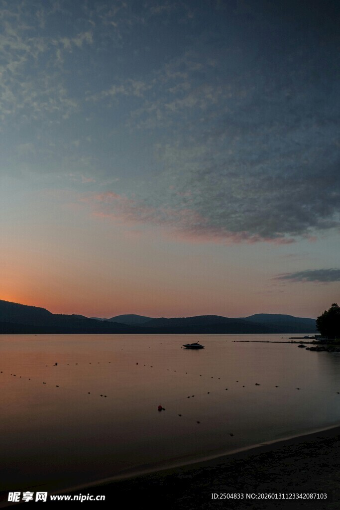 湖畔黄昏美景