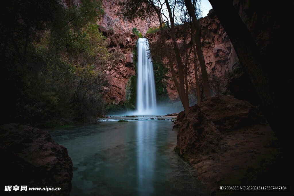 神秘洞穴中的美丽瀑布
