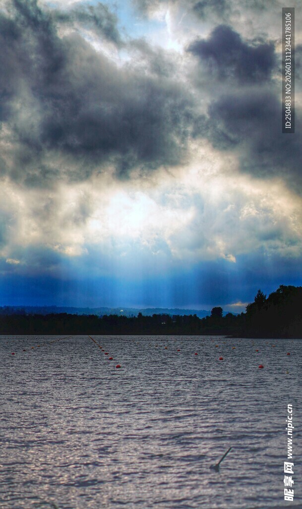 云隙透光照耀宁静水面