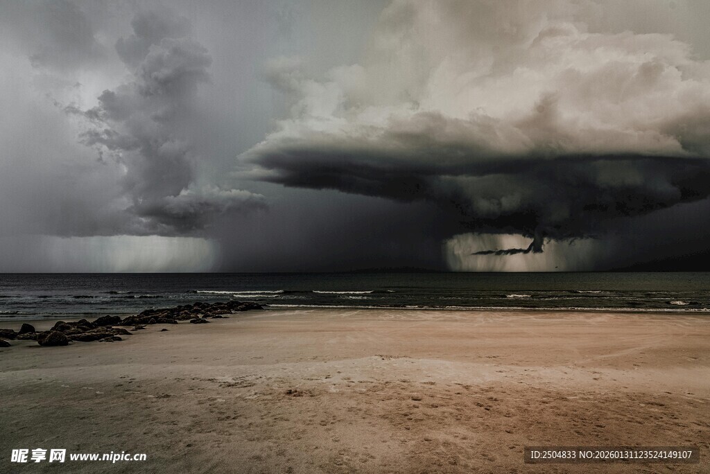 海边乌云压境的震撼景象