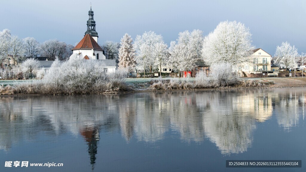 冬日湖畔雪景小镇倒影
