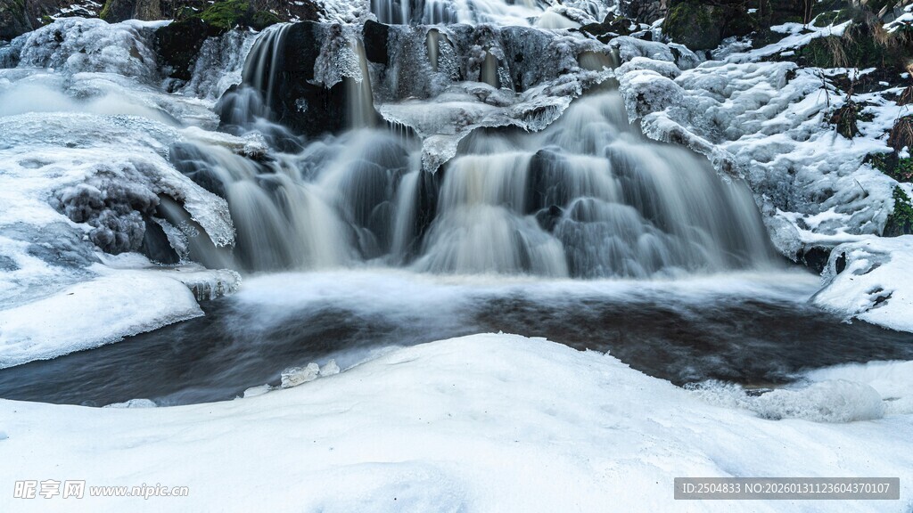 冬日冰封瀑布美景