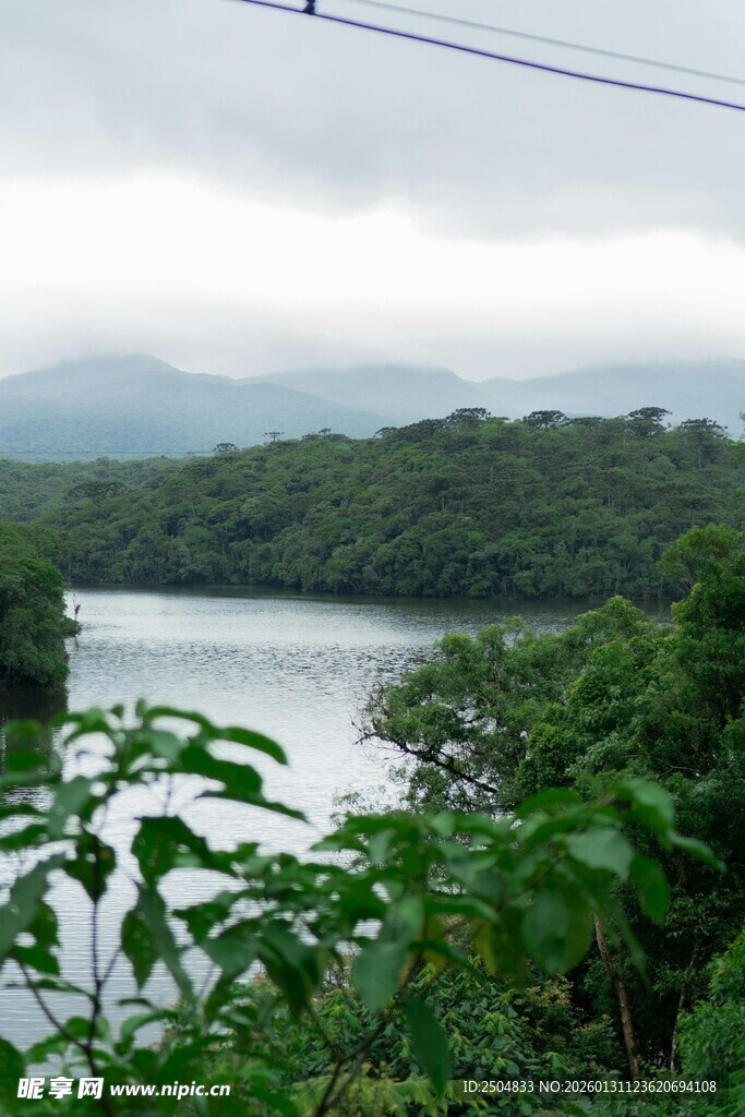 山林环绕的静谧河流