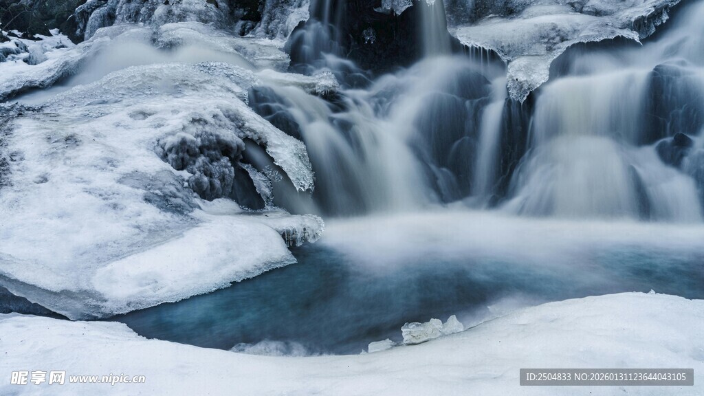 冬日冰雪覆盖的美丽小瀑布