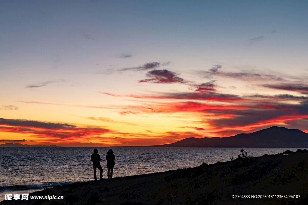 夕阳下海边的浪漫身影