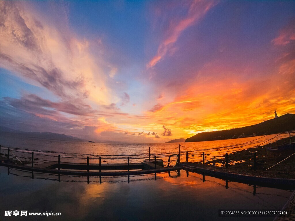 海边日落美景中的栈桥