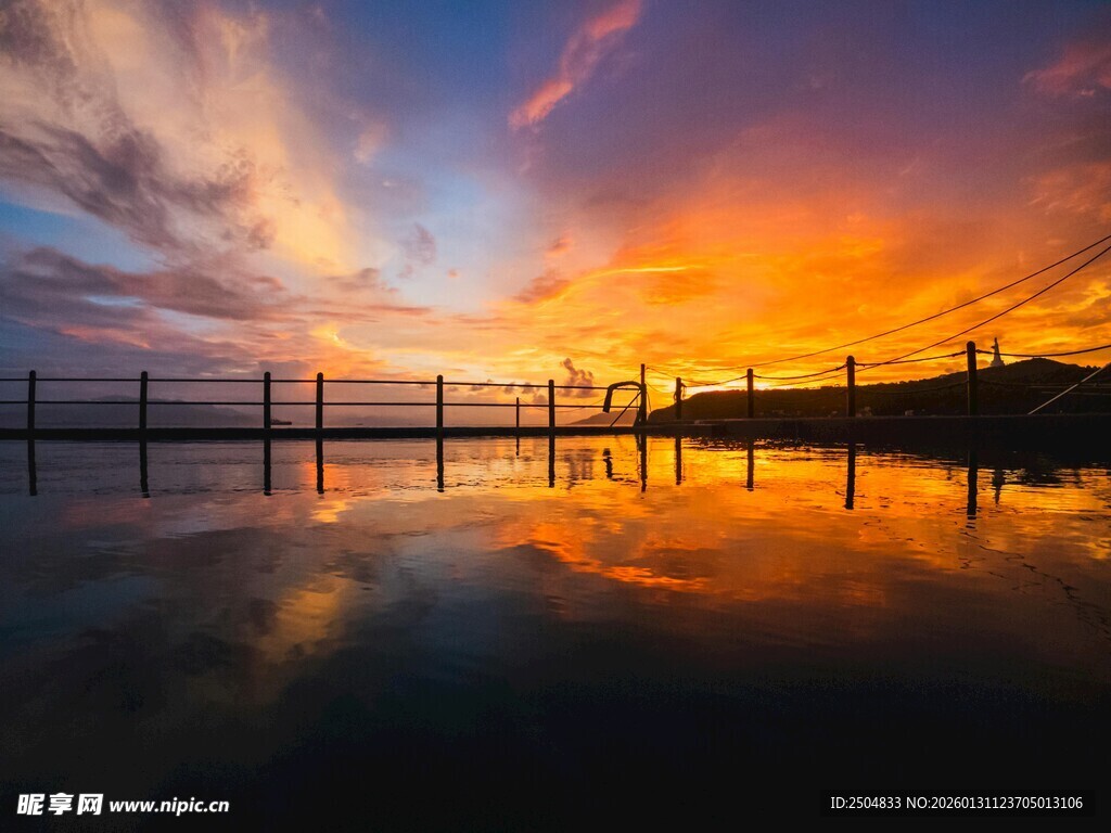 夕阳下的美丽湖面与栈桥