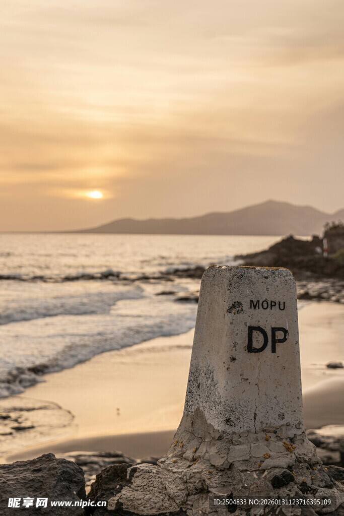 海边日落中的DP标志碑