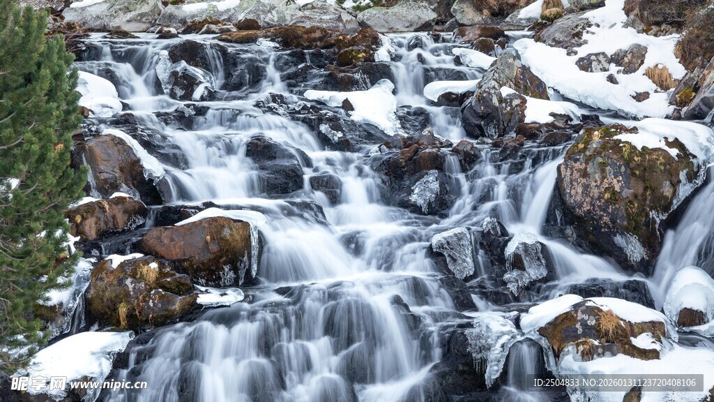 山间雪覆溪流潺潺