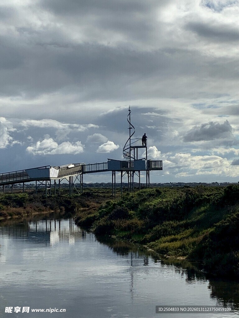 河畔起重机与 沉天空景象
