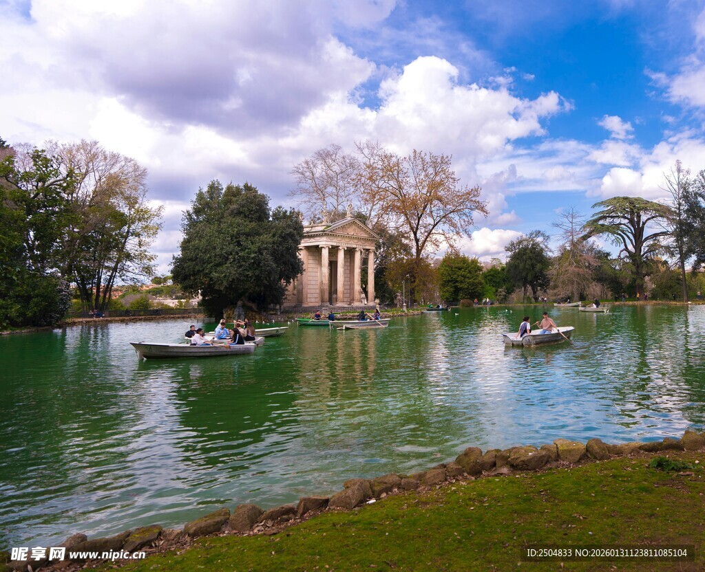湖畔美景 小船悠 于碧水间